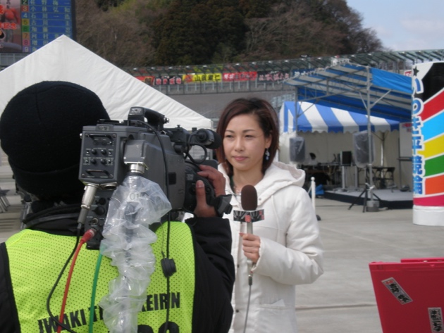 2010年、いわき競輪場のカメラ前でマイクを手にリポートする津田三七子