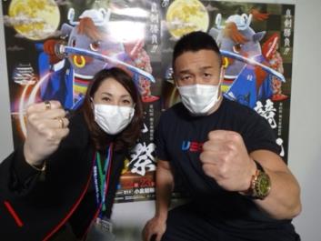 2020年競輪祭、ポスターの前で佐藤慎太郎選手とこぶしを構える津田三七子